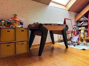 Maisons de vacances Le So Art, grande maison 4 chambres, terrain de petanque, grand jardin clos, flipper, babyfoot, jeux Arcade, ping pong,1 km mer, proche golf, Port en Bessin, Bayeux et plages du debarquement, adaptee enfants : photos des chambres