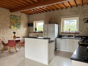 Maisons de vacances Le So Art, grande maison 4 chambres, terrain de petanque, grand jardin clos, flipper, babyfoot, jeux Arcade, ping pong,1 km mer, proche golf, Port en Bessin, Bayeux et plages du debarquement, adaptee enfants : photos des chambres