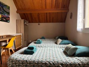 Maisons de vacances Le So Art, grande maison 4 chambres, terrain de petanque, grand jardin clos, flipper, babyfoot, jeux Arcade, ping pong,1 km mer, proche golf, Port en Bessin, Bayeux et plages du debarquement, adaptee enfants : photos des chambres