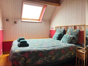 Maisons de vacances Le So Art, grande maison 4 chambres, terrain de petanque, grand jardin clos, flipper, babyfoot, jeux Arcade, ping pong,1 km mer, proche golf, Port en Bessin, Bayeux et plages du debarquement, adaptee enfants : photos des chambres