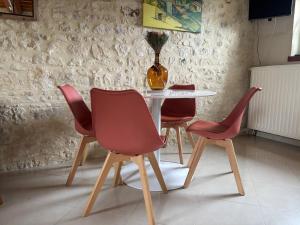 Maisons de vacances Le So Art, grande maison 4 chambres, terrain de petanque, grand jardin clos, flipper, babyfoot, jeux Arcade, ping pong,1 km mer, proche golf, Port en Bessin, Bayeux et plages du debarquement, adaptee enfants : photos des chambres