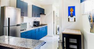 03 quartos , todo reformado, no posto 6 de COPACABANA enorme, 6 camas, ao lado de Arpoador e Ipanema , tudo climatizado , wifi e 3 smart tv, pauloangerami RP144