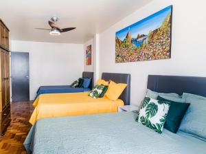 03 quartos , todo reformado, no posto 6 de COPACABANA enorme, 6 camas, ao lado de Arpoador e Ipanema , tudo climatizado , wifi e 3 smart tv, pauloangerami RP144