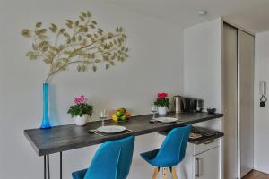 "Monplaisir", parking, canapé-lit neuf confortable, idéal voyages daffaires et tourisme, proximité commerces, gare, Université Lyon 3 , Tram T2, T4 et C25