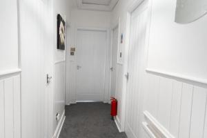 2-Bed Flat Wishaw Free Parking Family-Friendly