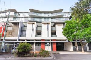 Port Melbourne and a glimpse of the sparkling bay - sleeps 4