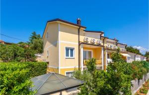 3 Bedroom Cozy Apartment In Dobrinj 