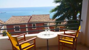 Two-Bedroom Apartment with Sea View (4 Adults + 1 Child)