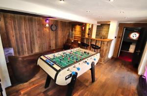 Chalets Prestigious Chalet for 18 Guests, Pool & Jacuzzi, close to slopes and resort center : photos des chambres