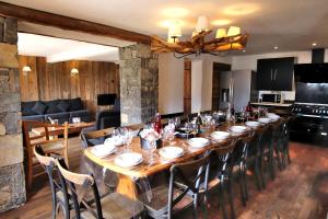Chalets Prestigious Chalet for 18 Guests, Pool & Jacuzzi, close to slopes and resort center : photos des chambres