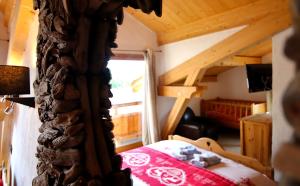 Prestigious Chalet for 18 Guests, Pool & Jacuzzi, close to slopes and resort center