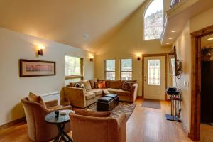 On Main Street Ouray Getaway with Mountain Views!