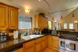 On Main Street Ouray Getaway with Mountain Views!