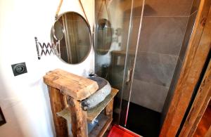 Chalets Prestigious Chalet for 18 Guests, Pool & Jacuzzi, close to slopes and resort center : photos des chambres