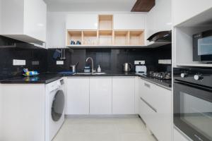 The Alfred Fern - Modern 2-Bedroom Apartment with Pool in Prime Colombo 3