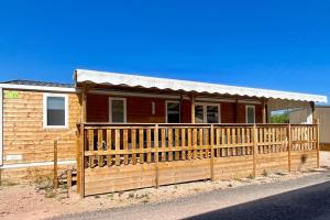 Maisons de vacances Bungalow neuf avec belle terrasse couverte et piscine : photos des chambres