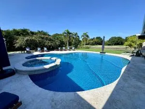 Villa Solara 6 - Luxury 6 Bedroom Villa with Pool, Golf & Lake View - Las Brujas