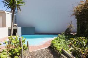 Bright Modern Central Apartment with Pool