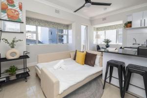 Bright Modern Central Apartment with Pool