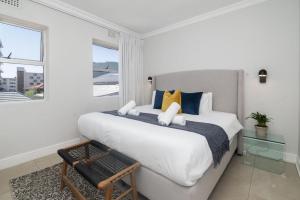 Bright Modern Central Apartment with Pool