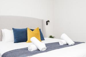 Bright Modern Central Apartment with Pool