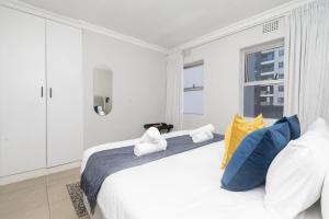 Bright Modern Central Apartment with Pool