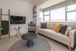 Bright Modern Central Apartment with Pool