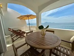 Vista al Mar, Terraza y Albercas - Los Delgados