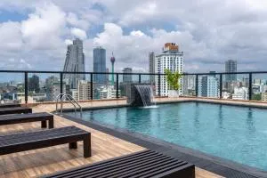 Pendennis Fern - 4-Bedroom Luxury Retreat with Rooftop Pool in Central Colombo - Mattakkuliya