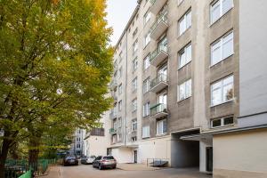 Urban Heart Deluxe Apartment by BookingHost