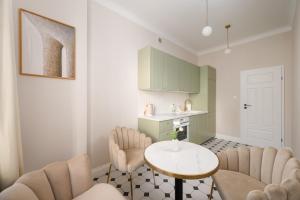 Urban Heart Deluxe Apartment by BookingHost