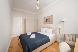 Urban Heart Deluxe Apartment by BookingHost