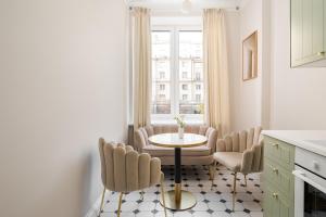Urban Heart Deluxe Apartment by BookingHost