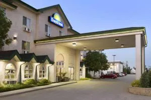 Days Inn by Wyndham Steinbach - Hallock
