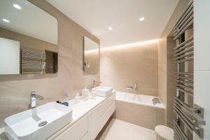 REF 1924 - Cannes Croisette - Sea view apartment for rent