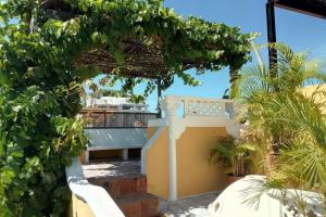 Charming colonial Home with pool, walled city