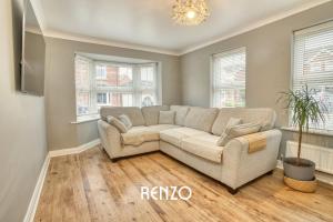 Incredible and Charming 4-bed Home in Lincoln by Renzo, Free Parking, Close to Lincoln Hospital!