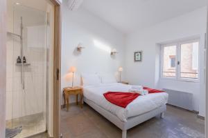 Maison Julia- Triplex avec rooftop terrasse vue sur mer et cathédrale, 10 mins à pieds du palais et plages