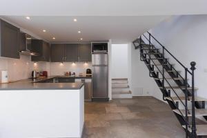 Maison Julia- Triplex avec rooftop terrasse vue sur mer et cathédrale, 10 mins à pieds du palais et plages