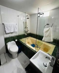 Habitación con cama King y baño privado