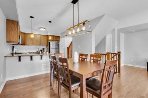 Cozy 3BR Home with Parking Near Kitchener Attractions