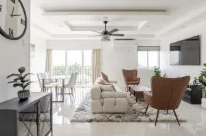 Luxe City Oasis 2BR with Rooftop Pool and Gym - Billy Dun