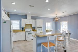 Hot Tub, Patio and Deck Coastal Crystal Beach Home!