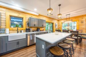 Carefree Wisper-New build, hot tub, BBQ & EV