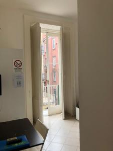 Zimmer mit Kingsize-Bett und Balkon
