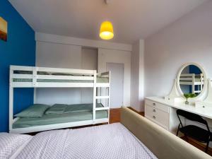 Boulevard View 2br apt in old town