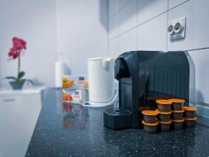 Boulevard View 2br apt in old town