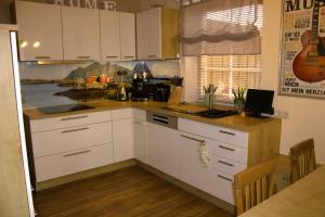 Ferienhaus Meerzeit-4SZ, 2Wohnzimmer, WLAN-8 km Warnemünde