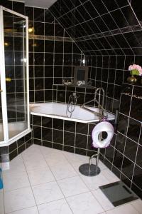 Ferienhaus Meerzeit-4SZ, 2Wohnzimmer, WLAN-8 km Warnemünde