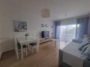 Avenida Mar 1 - Ar-Condicionado, WiFi e 200mts da praia